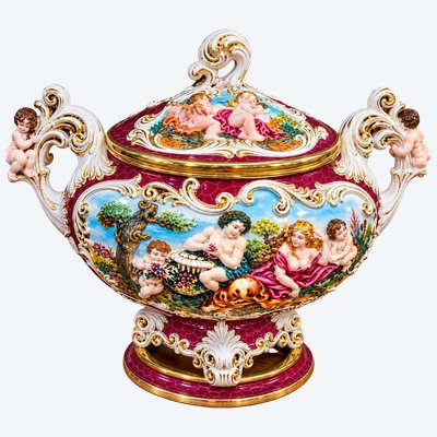 Large Capodimonte porcelain soup tureen with lid – Putti relief decoration – 52 cm 