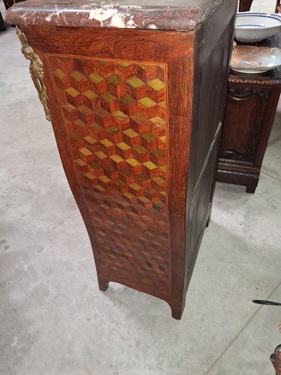 Chiffonnier époque Louis XV – Marqueterie de cubes – Galbé – Dessus marbre