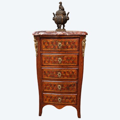 Chiffonnier époque Louis XV – Marqueterie de cubes – Galbé – Dessus marbre