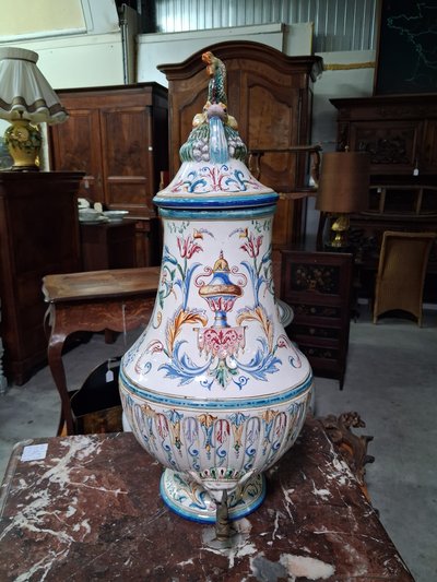 Importante fontaine murale en faïence polychrome – Paris, 1894 – Décor Renaissance – H. 69 cm