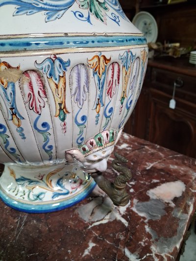 Importante fontaine murale en faïence polychrome – Paris, 1894 – Décor Renaissance – H. 69 cm