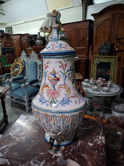 Importante fontaine murale en faïence polychrome – Paris, 1894 – Décor Renaissance – H. 69 cm