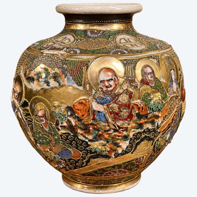 Grand vase japonais Satsuma à décor de personnages en relief et dorures – Époque Meiji, fin XIXeme