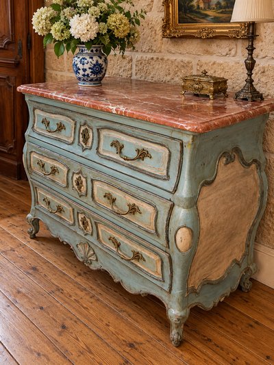 Commode galbée de style Louis XV à trois tiroirs – Patine polychrome – Plateau en marbre rouge 
