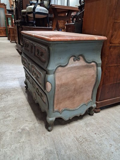 Commode galbée de style Louis XV à trois tiroirs – Patine polychrome – Plateau en marbre rouge 