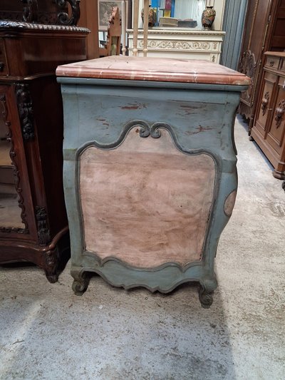 Commode galbée de style Louis XV à trois tiroirs – Patine polychrome – Plateau en marbre rouge 