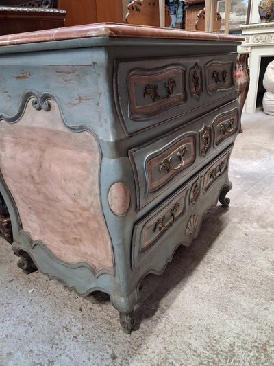 Commode galbée de style Louis XV à trois tiroirs – Patine polychrome – Plateau en marbre rouge 
