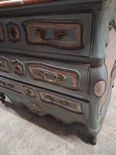 Commode galbée de style Louis XV à trois tiroirs – Patine polychrome – Plateau en marbre rouge 