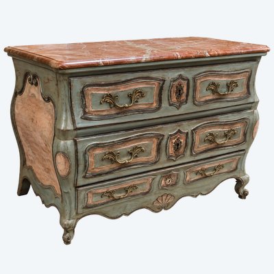 Commode galbée de style Louis XV à trois tiroirs – Patine polychrome – Plateau en marbre rouge 