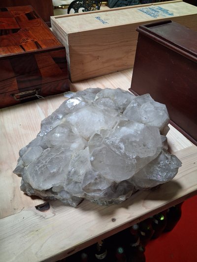 Important groupe de cristaux de quartz naturel – Cristal de roche – 38 × 33 cm 