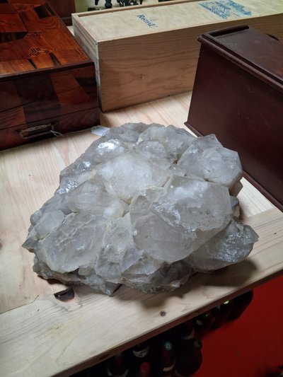 Important groupe de cristaux de quartz naturel – Cristal de roche – 38 × 33 cm 