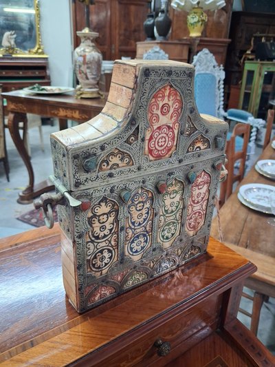 Cofanetto orientale per il Corano del XIX secolo – Metallo argentato, osso e cabochon di pietre preziose 