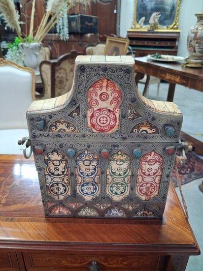 Cofanetto orientale per il Corano del XIX secolo – Metallo argentato, osso e cabochon di pietre preziose 