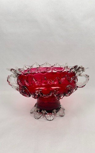 Glasblumenkasten in Himbeerrot im Stil von Auguste Jean oder Legras