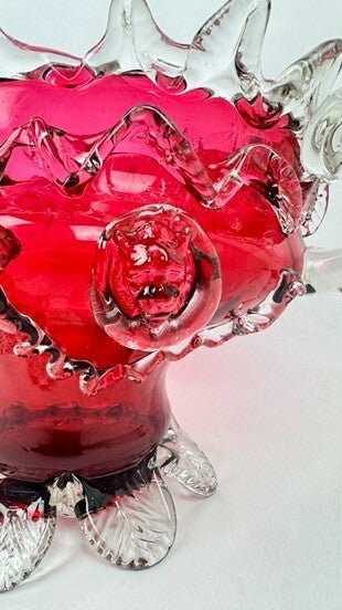 Glasblumenkasten in Himbeerrot im Stil von Auguste Jean oder Legras