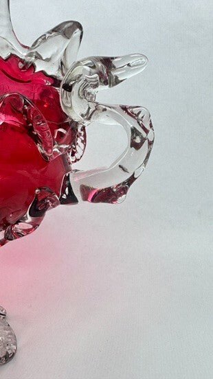 Glasblumenkasten in Himbeerrot im Stil von Auguste Jean oder Legras