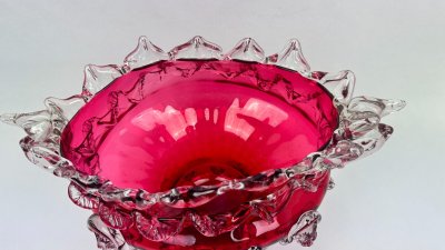 Glasblumenkasten in Himbeerrot im Stil von Auguste Jean oder Legras