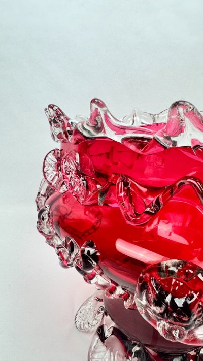 Glasblumenkasten in Himbeerrot im Stil von Auguste Jean oder Legras