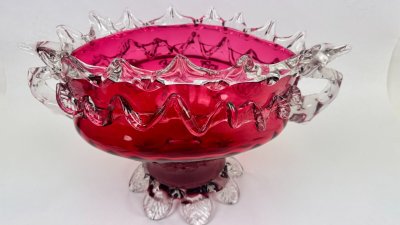 Glasblumenkasten in Himbeerrot im Stil von Auguste Jean oder Legras