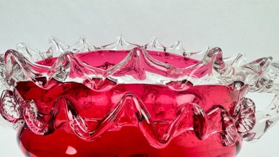 Glasblumenkasten in Himbeerrot im Stil von Auguste Jean oder Legras