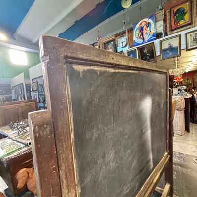 Ancien tableau noir d'école rare, datant de 1920. Dimensions : H 175 cm, L 144 