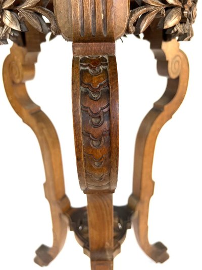 Table d'Appoint Antique avec Pieds en Chaussure de Biche, Plateau Rond Sculpté et Guirlande de Fleurs