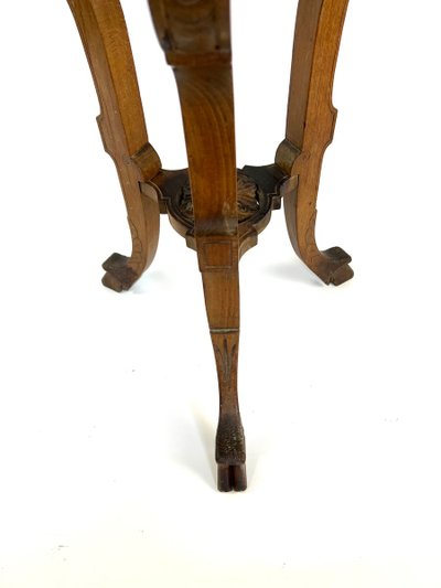 Table d'Appoint Antique avec Pieds en Chaussure de Biche, Plateau Rond Sculpté et Guirlande de Fleurs