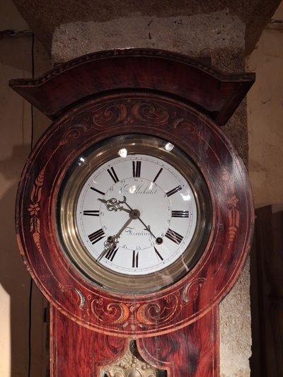 Eine Uhr mit Blumenverzierung