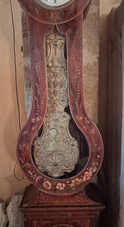 Eine Uhr mit Blumenverzierung