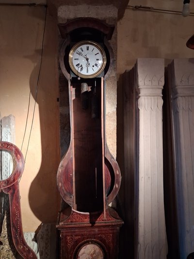 Eine Uhr mit Blumenverzierung