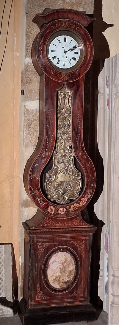 Eine Uhr mit Blumenverzierung