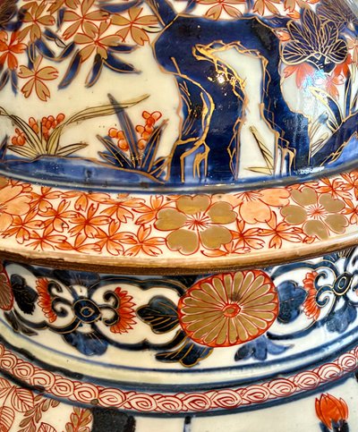 Exceptionnelle et monumentale potiche couverte japonaise en porcelaine d’Arita à décor Imari XVIII è