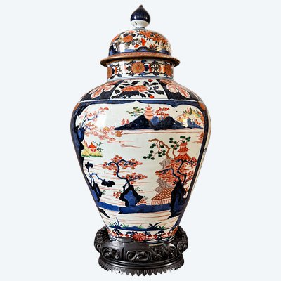 Exceptionnelle et monumentale potiche couverte japonaise en porcelaine d’Arita à décor Imari XVIII è