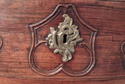 Una cassettiera sinuosa