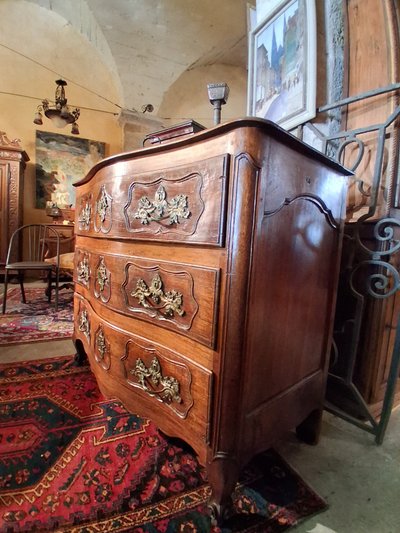 Una cassettiera sinuosa