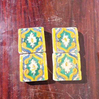 Set di 6 piastrelle in maiolica smaltata policroma, di epoche diverse