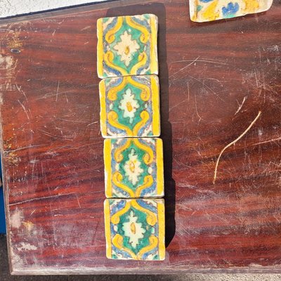 Set di 6 piastrelle in maiolica smaltata policroma, di epoche diverse