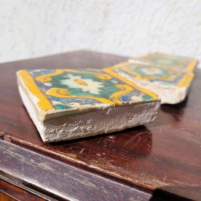 Set di 6 piastrelle in maiolica smaltata policroma, di epoche diverse