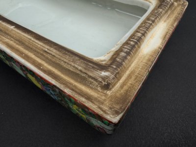 Scatola rettangolare in porcellana di Canton – decorazione “Famille Rose” – Cina