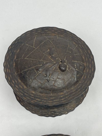 Coppia di pentole con coperchio in metallo sbalzato e martellato di provenienza asiatica, Cina, Giappone...