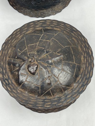 Coppia di pentole con coperchio in metallo sbalzato e martellato di provenienza asiatica, Cina, Giappone...