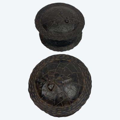 Coppia di pentole con coperchio in metallo sbalzato e martellato di provenienza asiatica, Cina, Giappone...