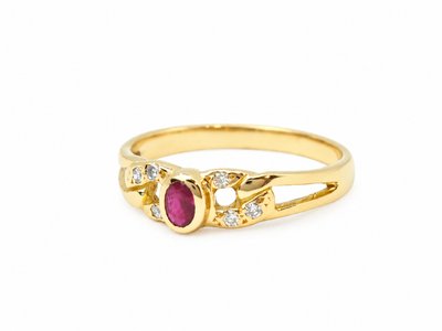 Vintage ring with a 0.20 ct oval ruby and diamonds – 750 gold