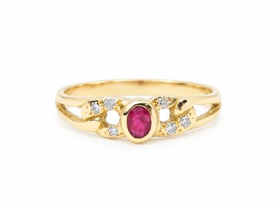 Vintage ring with a 0.20 ct oval ruby and diamonds – 750 gold