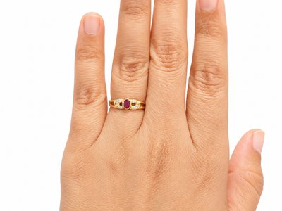 Vintage ring with a 0.20 ct oval ruby and diamonds – 750 gold