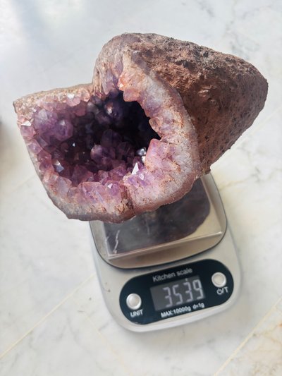 Géode d’améthyste sur socle en inox. 3,539 kg