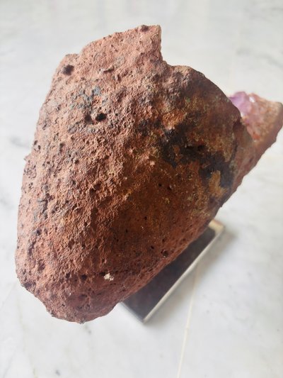 Géode d’améthyste sur socle en inox. 3,539 kg