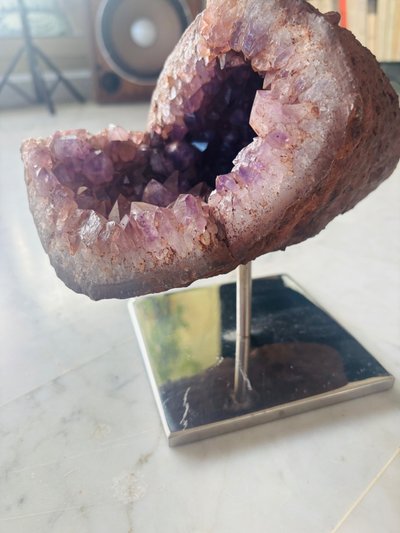 Géode d’améthyste sur socle en inox. 3,539 kg