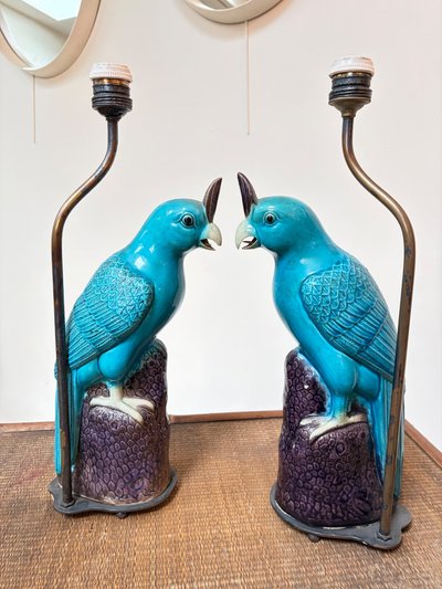 PAIRE DE LAMPES PERROQUETS EN FAÏENCE BLEUE.