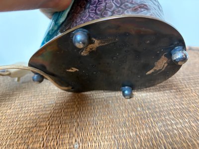 PAIRE DE LAMPES PERROQUETS EN FAÏENCE BLEUE.